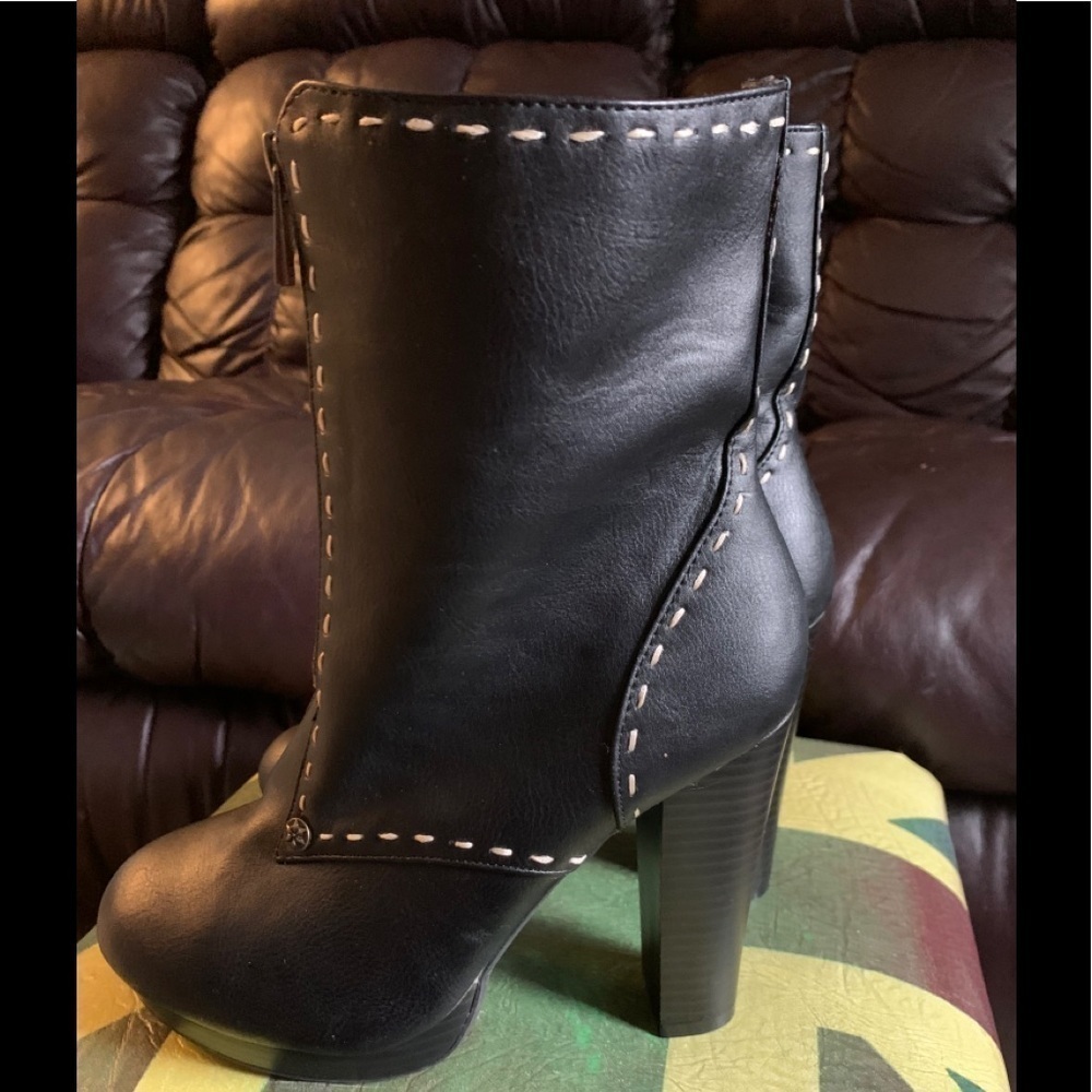 Mark. Contrast stitching platform boot 7